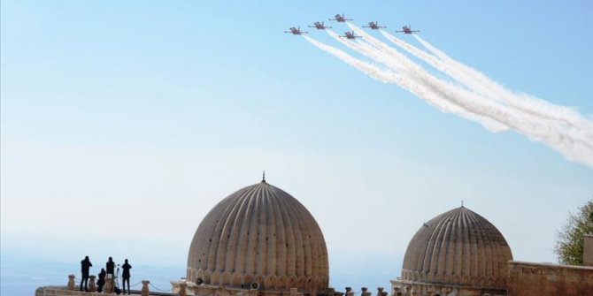 'Türk Yıldızları' Mardin semalarında gösteri uçuşu yaptı