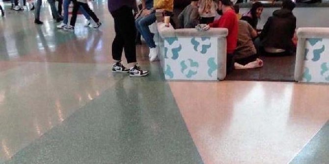 Masa ve sandalyelerin kaldırıldığı AVM'de, yerde yemek yediler