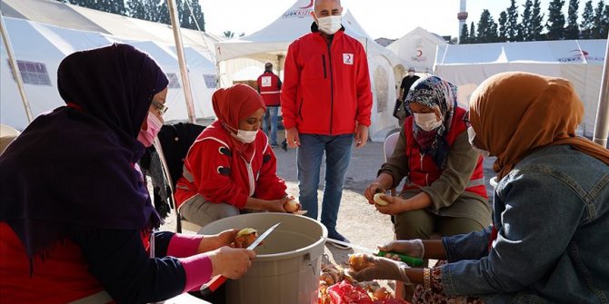 Yabancı öğrenciler İzmir depremi sonrası Türk Kızılay gönüllüsü oldu