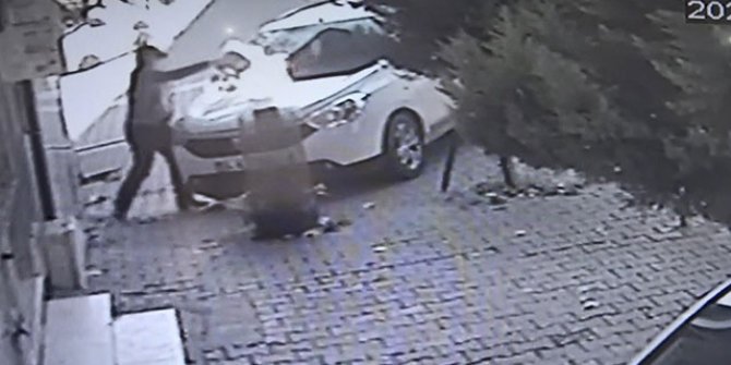 Güpegündüz araç kundakladı: Olay anı güvenlik kamerasında