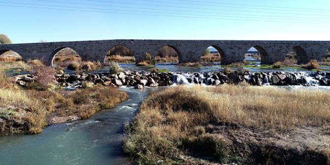 Türkiye'nin en uzun nehri Kızılırmak'ta su seviyesi azaldı