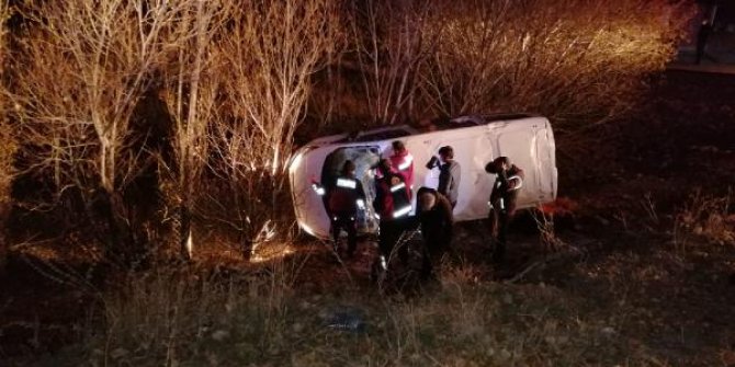 Ağrı'da kaçak göçmenleri taşıyan araç devrildi: 17 yaralı