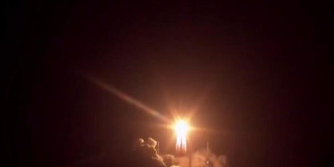 Çin uzay aracını örnek toplamak için Ay'a fırlattı