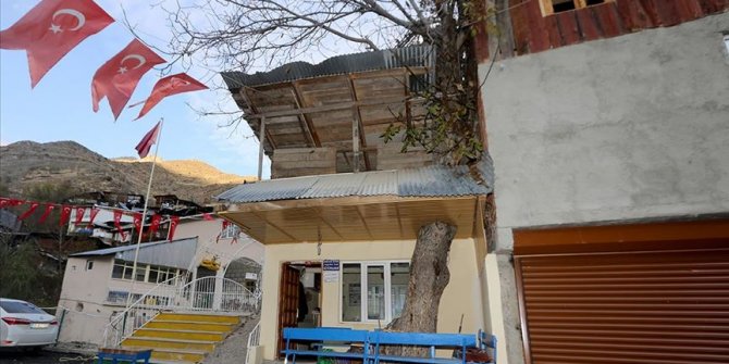 Erzurum'da çatısında asırlık ceviz ağacı olan kütüphane ilgi görüyor