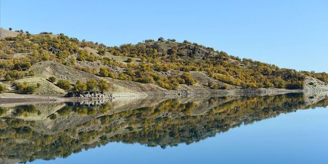 Uzunçayır Baraj Gölü'nde dağ ve ormanların sudaki yansıması görsel şölen oluşturdu