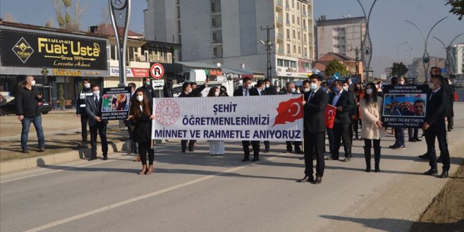 Hakkari'de öğretmenler, şehit meslektaşları için yürüdü
