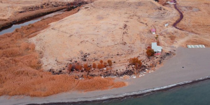 Van Gölü çekilince Urartular dönemine ait liman kalıntıları ortaya çıktı