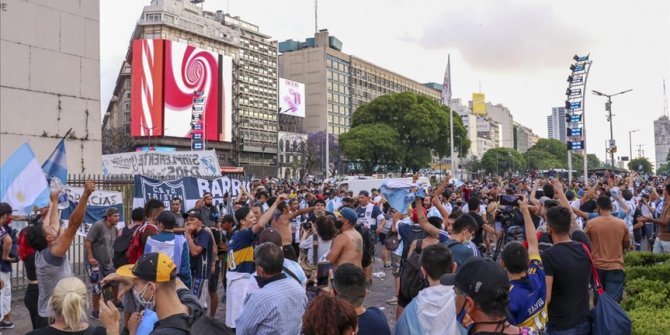 Maradona'nın ölümünün ardından yasa boğulan Arjantin halkı sokaklara döküldü