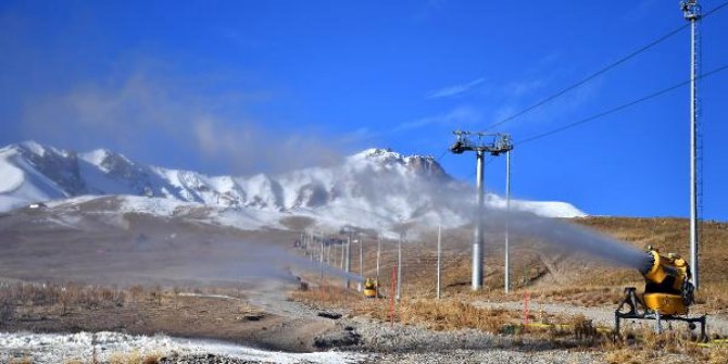 Erciyes'te kayak sezonu için suni karlama başladı