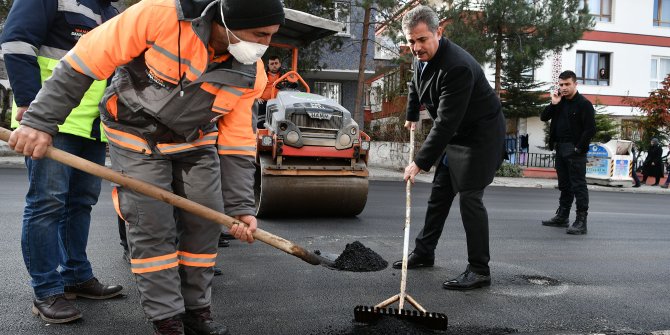 Mamak’ta bozuk yol bırakmamak için aralıksız çalışıyor