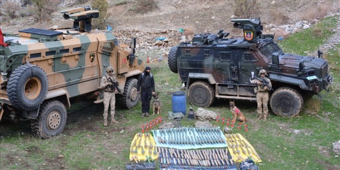 Hakkari'de tespit edilen sığınaklarda mühimmat, patlayıcı ve çeşitli malzemeler ele geçirildi