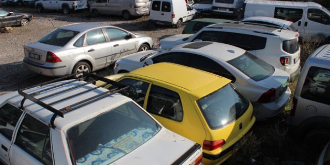 Yediemin deposundaki yüzlerce araç çürüyor