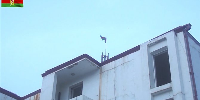 Azerbaycan ordusu işgalden kurtarılan Kelbecer'e bayrak dikti