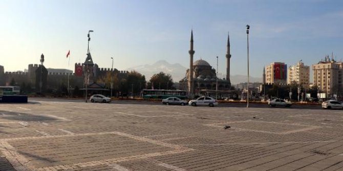 Kayseri’de kısıtlama öncesi meydanlar boş kaldı
