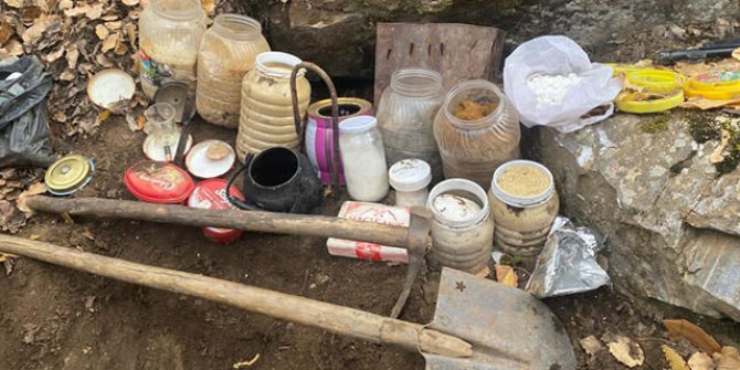 Bitlis'te, teröristlerin toprağa gömdüğü malzemeler ele geçirildi