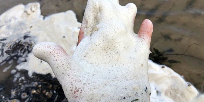 Eğirdir, kimyasal kirlilik nedeniyle köpürüyor