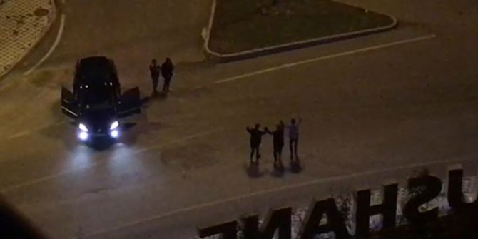 Yasağa rağmen yolda halay çektiler