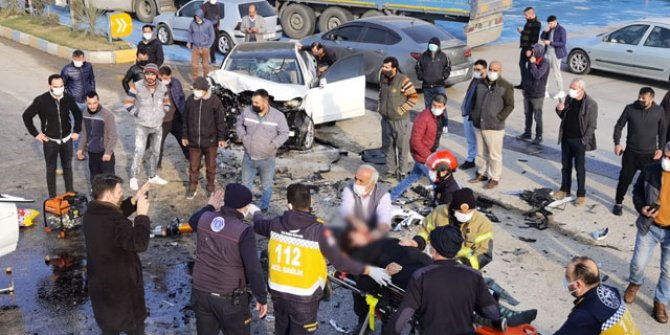 Bursa'da otomobiller kafa kafaya çarpıştı: 1 ölü, 4 yaralı