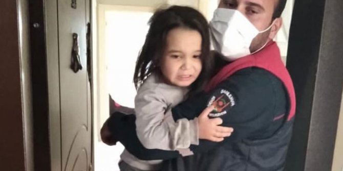 Evde yalnız bırakılan 2 çocuğu, itfaiye dışarı çıkardı