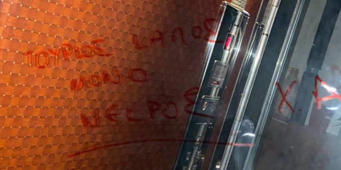 Yunanistan'da, Türk Müftü Mete'nin oturduğu apartmanın asansörüne 'En iyi Türk, ölü Türk'  yazıldı