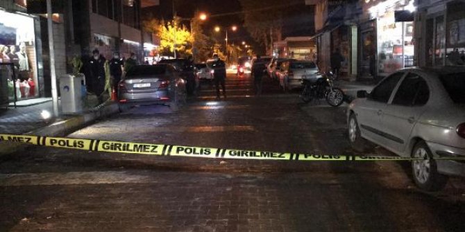 Husumetlisince sokak ortasında tabancayla vurulduğu anlar kamerada
