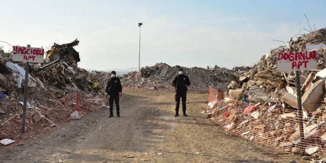 Depremde yıkılan binaların molozları korunuyor