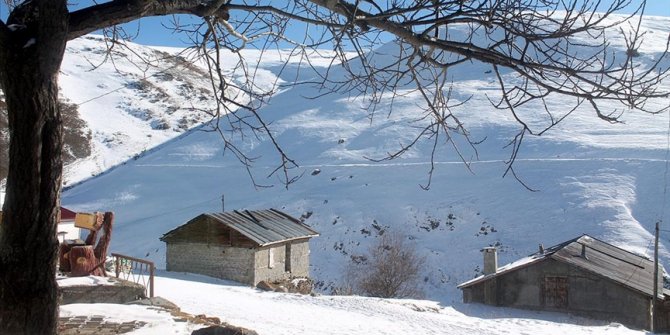 Bayburt'ta yüksek rakımlı köyler kışla sessizliğe büründü