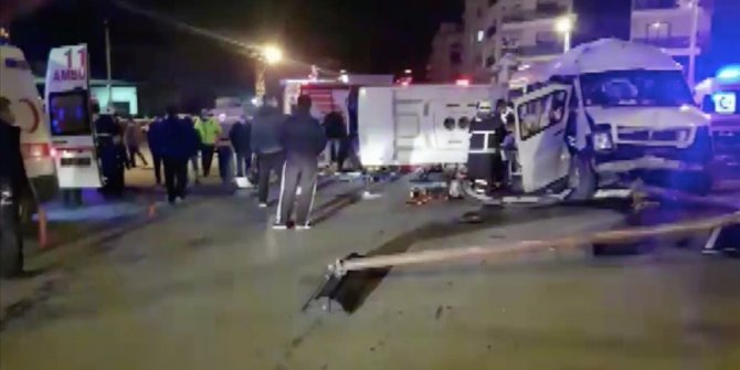 Hatay'da tarım işçilerini taşıyan midibüs ile minibüs çarpıştı: 16 yaralı
