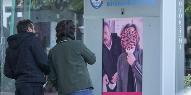 Durakta maske takmayanları uyaran yapay zeka ekranına ilgi