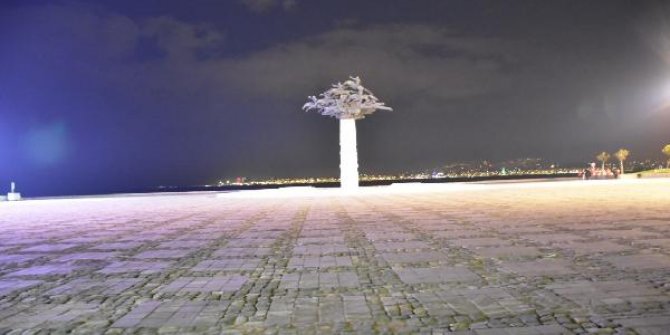 İzmir'de sokaklar boş kaldı