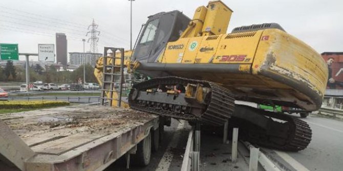 Basın Ekspres Yolu'nda kepçe taşıyan TIR kaza yaptı