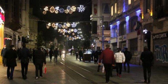 İstiklal Caddesi'nde kısıtlama öncesi iş yerleri kapandı