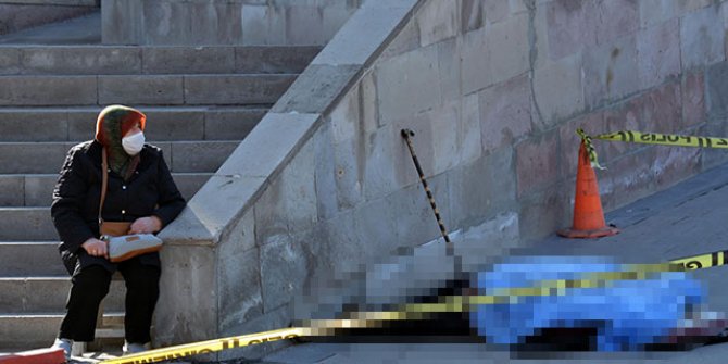 Tabureye oturup ölen eşinin cenazesinin başında bekledi