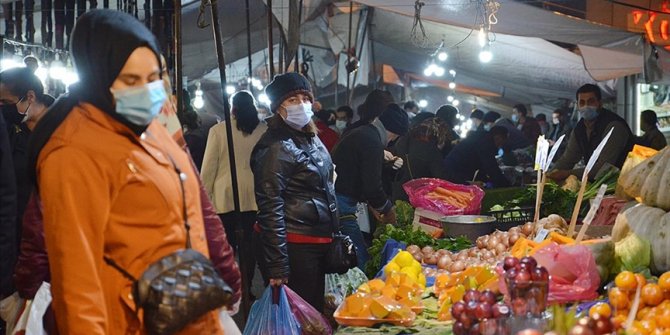 İstanbul'da sokağa çıkma kısıtlaması öncesi alışveriş yoğunluğu yaşandı