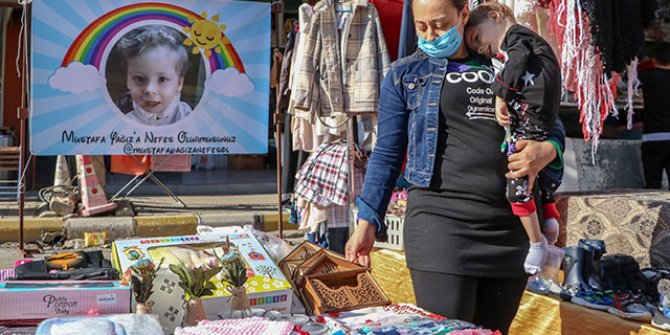 SMA'lı oğlunun tedavi masrafı için pazarda satış yapıyor