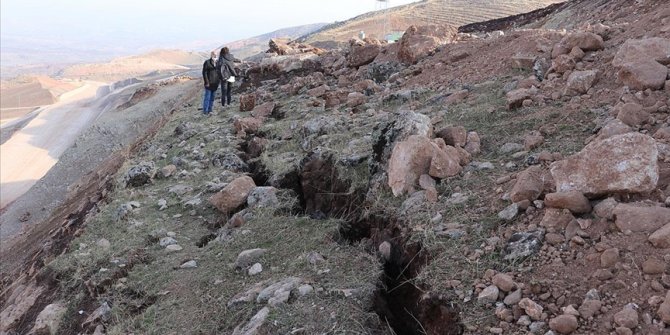 Siirt depreminin ardından oluşan derin yarıklar görüntülendi