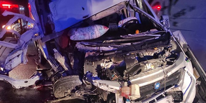 Minibüs, TIR'a çarptı: 1 ölü, 1 yaralı 