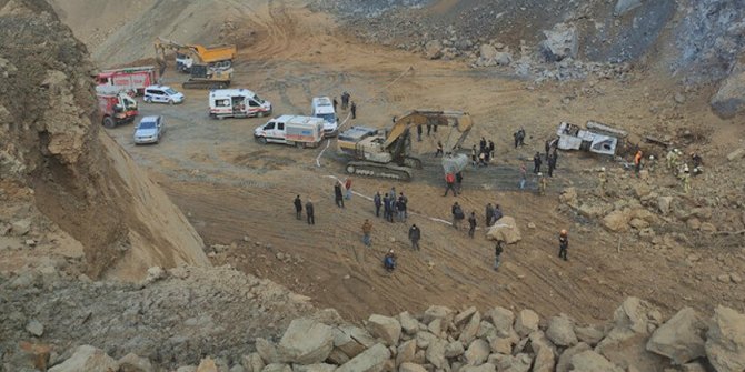 Arnavutköy'de taş ocağında göçük