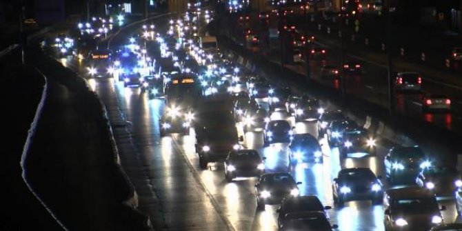 Kısıtlama saatinde D-100 Karayolu'nda trafik yoğunluğu