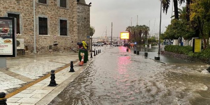 Bodrum'da sağanak; cadde ve sokaklar göle döndü