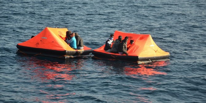İzmir'de Türk kara sularına geri itilen 69 sığınmacı kurtarıldı