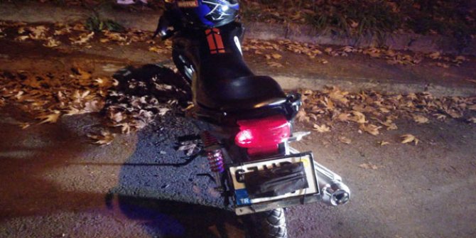 Motosikletlerinin plakasını maskeyle kapatıp gezen gençler yakalandı