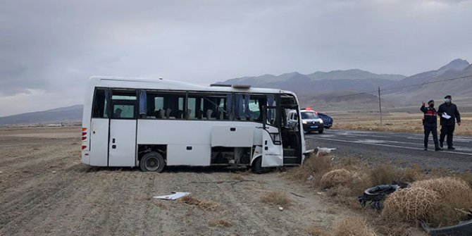 Konya'da lastiği patlayan midibüs devrildi: 14 yaralı 