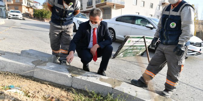 Malayı eline aldı, bordür taşı döşedi