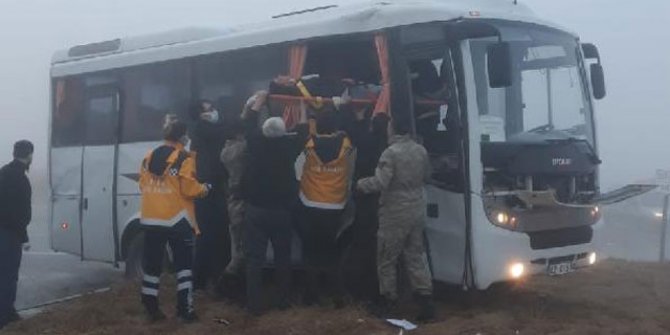 Konya'da askeri servis aracı, TIR'la çarpıştı: 10 yaralı 