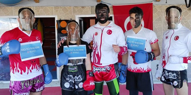 Yüzlerini siyaha boyayarak ırkçılığı protesto ettiler