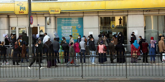 Banka ve PTT önlerinde yoğunluk yaşanıyor