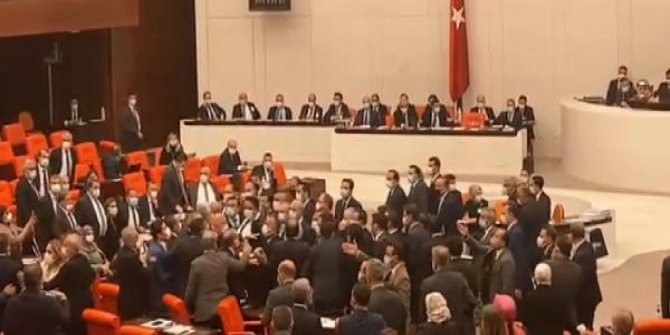 TBMM Genel Kurulu'nda AK Parti ve CHP milletvekilleri arasında arbede