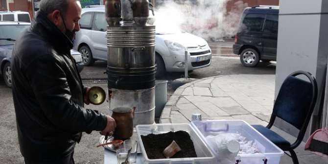 Erzurum'da kahveler kapanınca, semaverler sokağa kuruldu