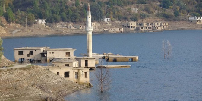 Alaköprü Barajı'nda su seviyesi düştü, evlerin çatıları göründü